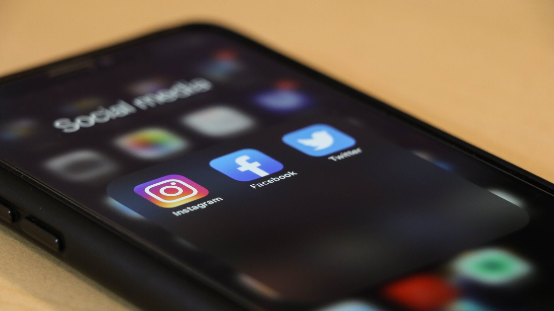 Moderare i social media è come entrare in una “camera di tortura”