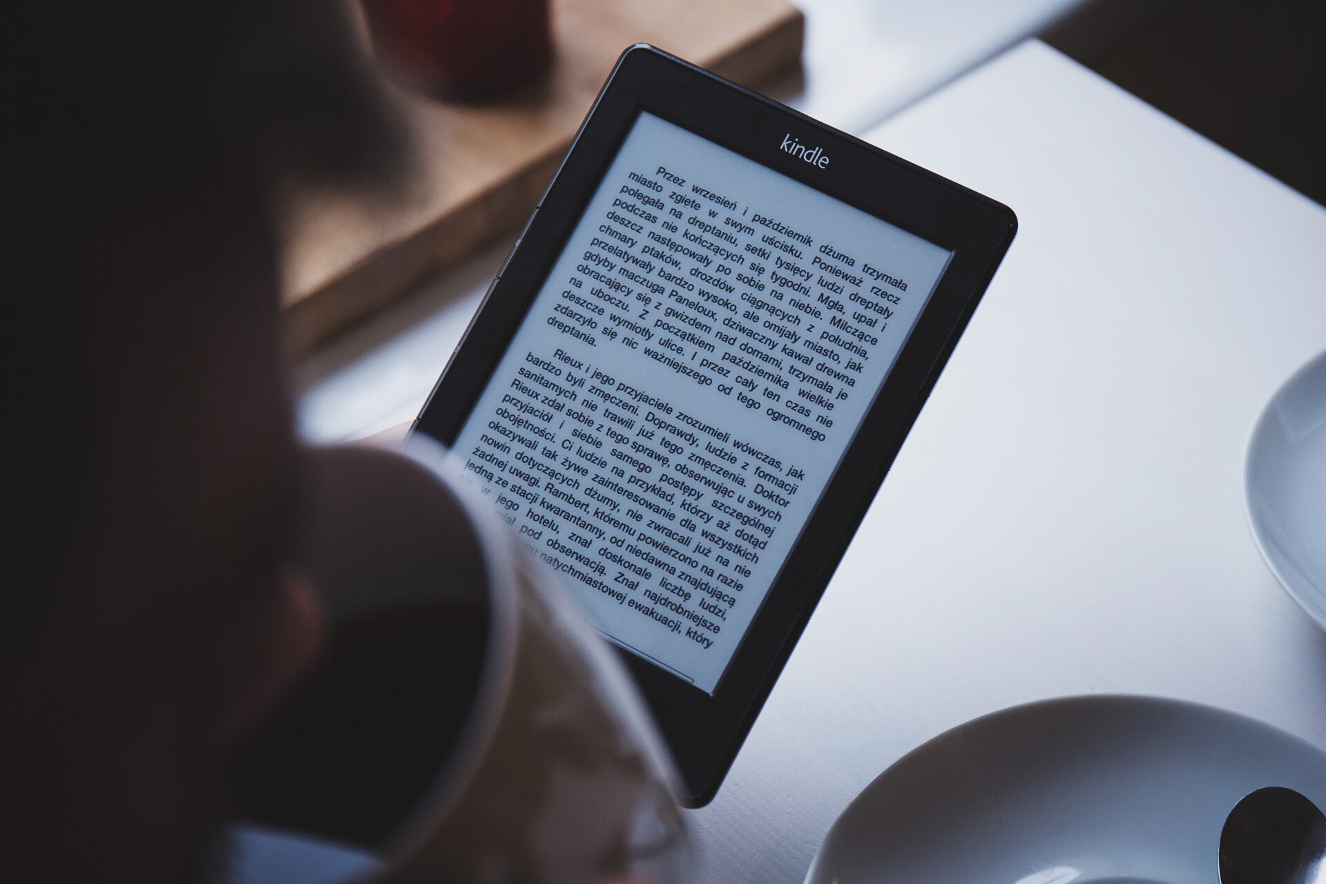 Amazon segnalerà la presenza di IA nei libri auto pubblicati su Kindle