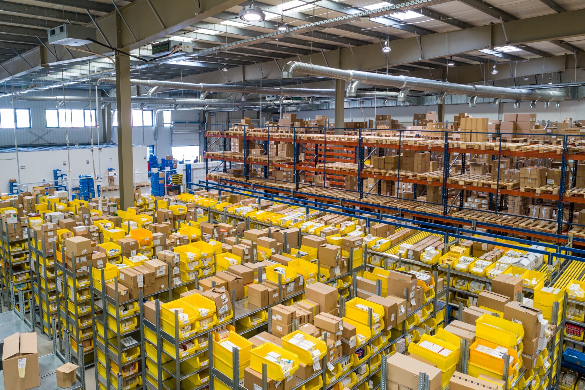 Amazon presenta un nuovo robot a due zampe per i suoi magazzini e un drone più potente