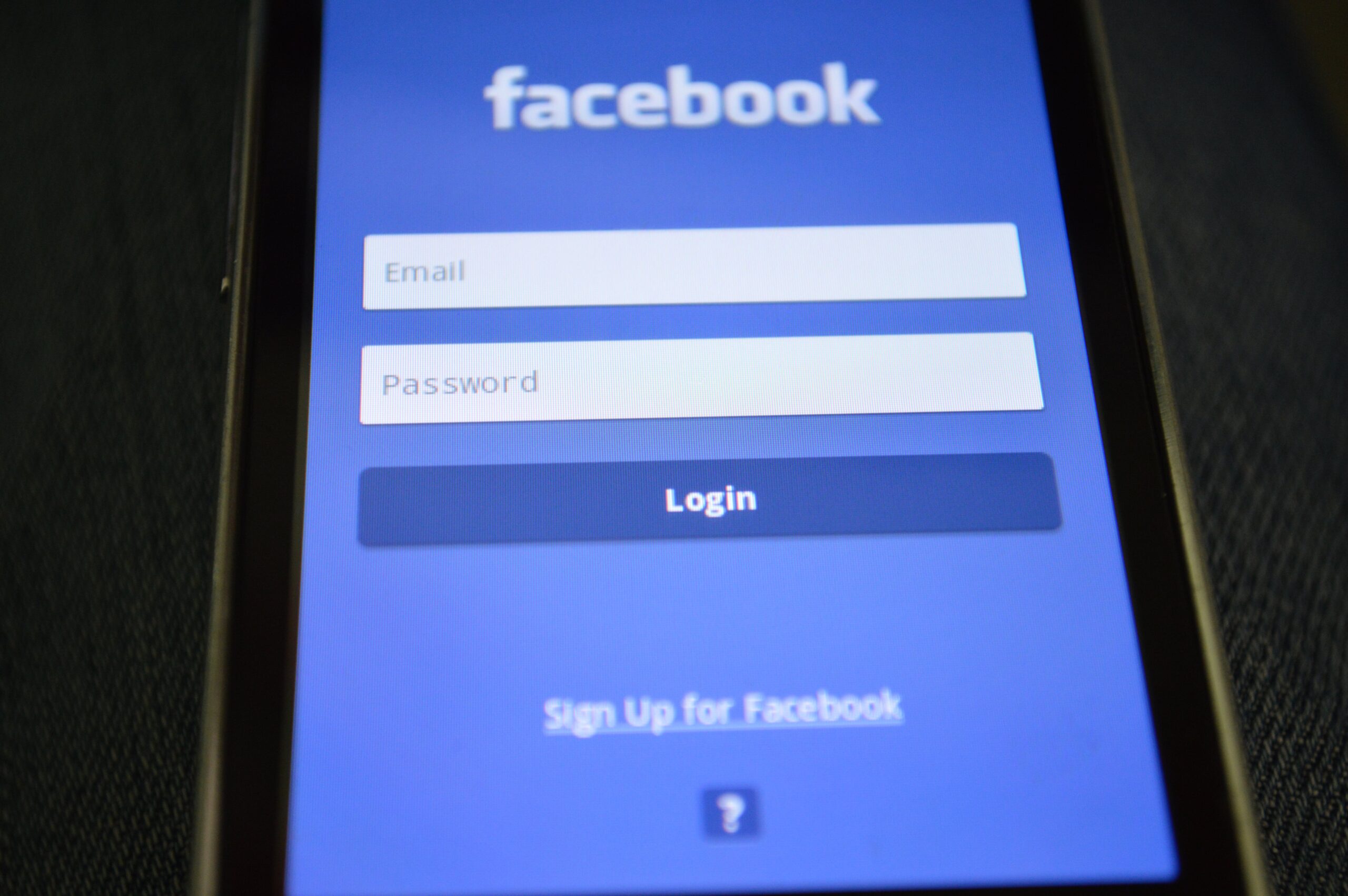 Su Facebook dilagano immagini rubate e falsicate con l’IA senza alcun controllo