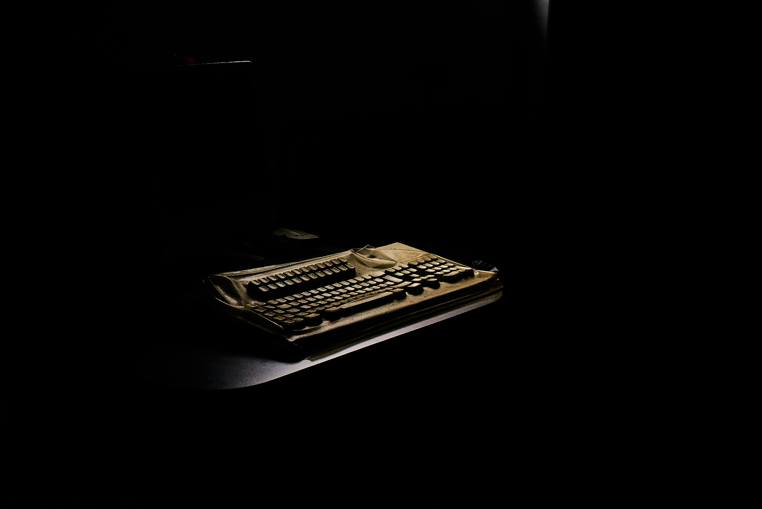 Immagine di una vecchia tastiera di un vecchio pc fisso.