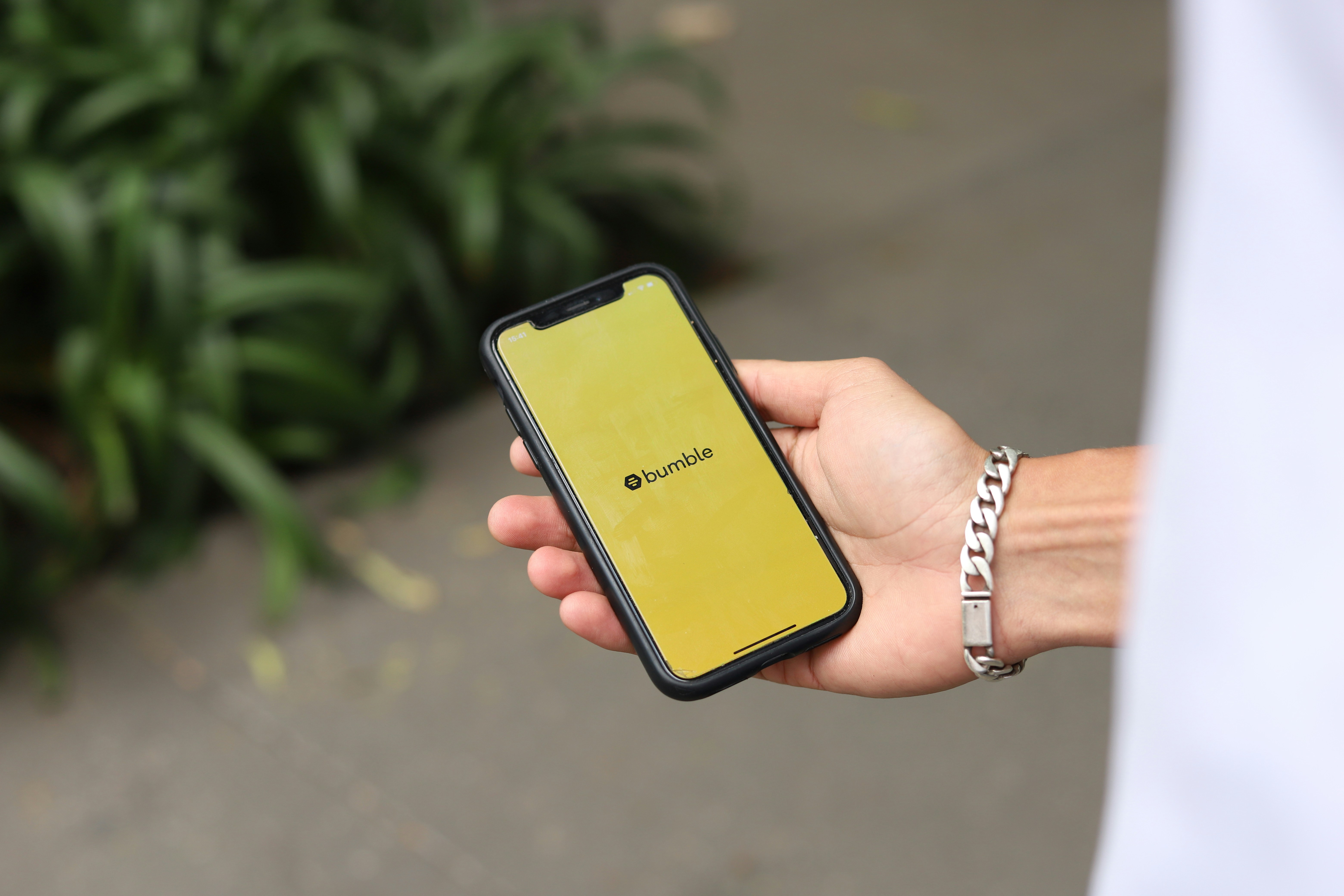 Il declino di Bumble: dalle controversie pubblicitarie agli assistenti virtuali
