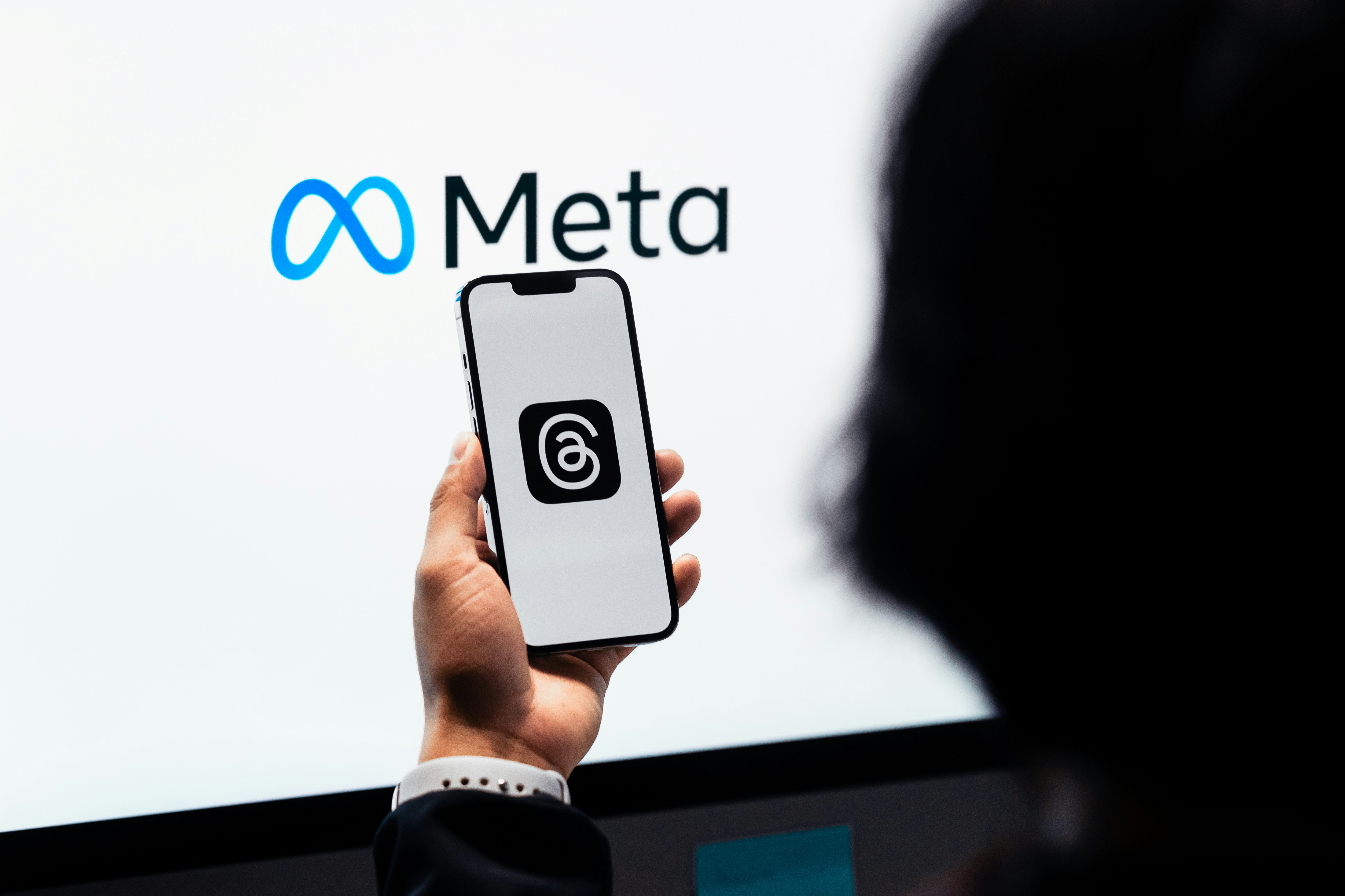 Stop al lancio di Meta AI in Europa