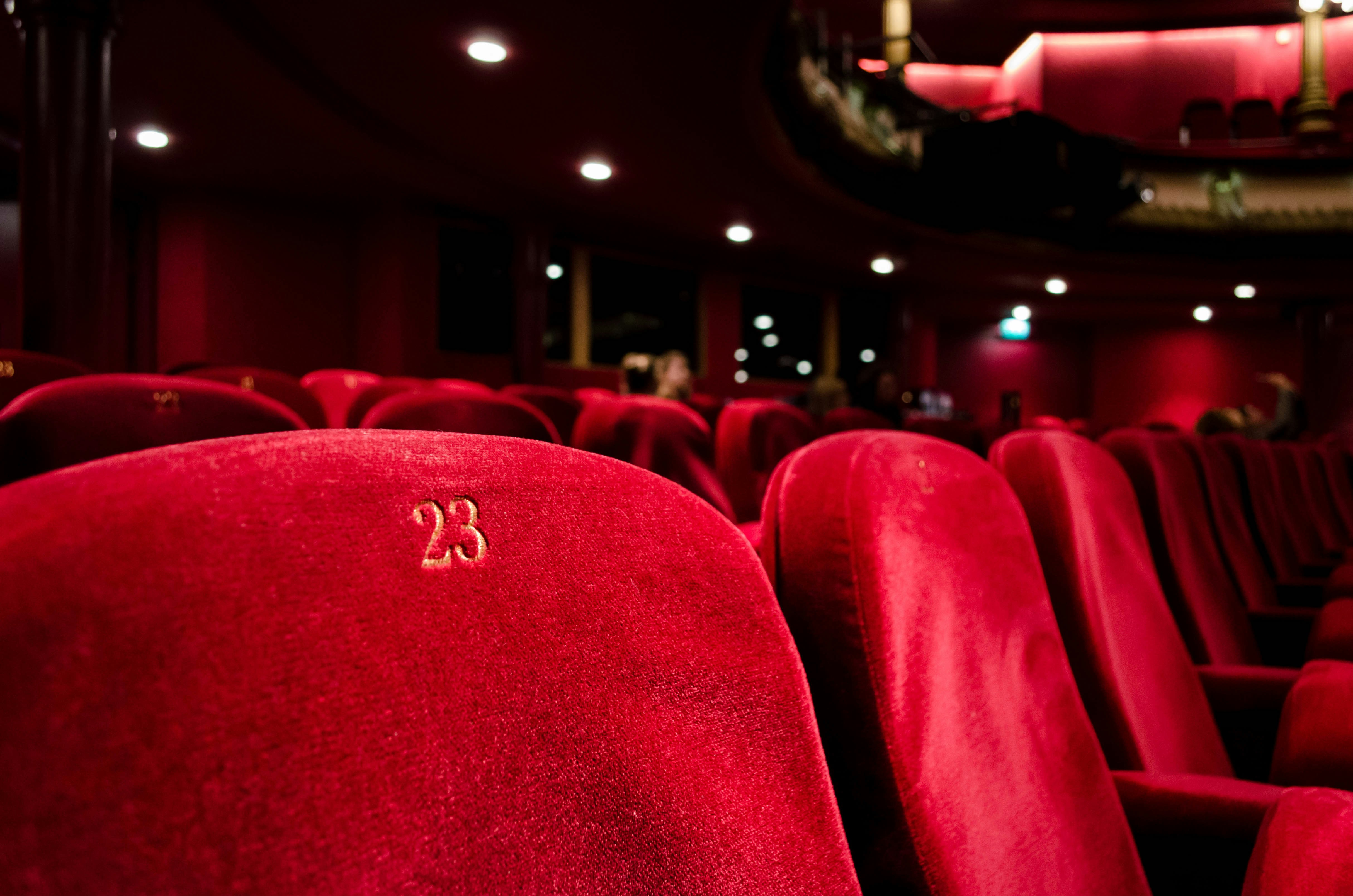 Poltrone rosse da cinema.