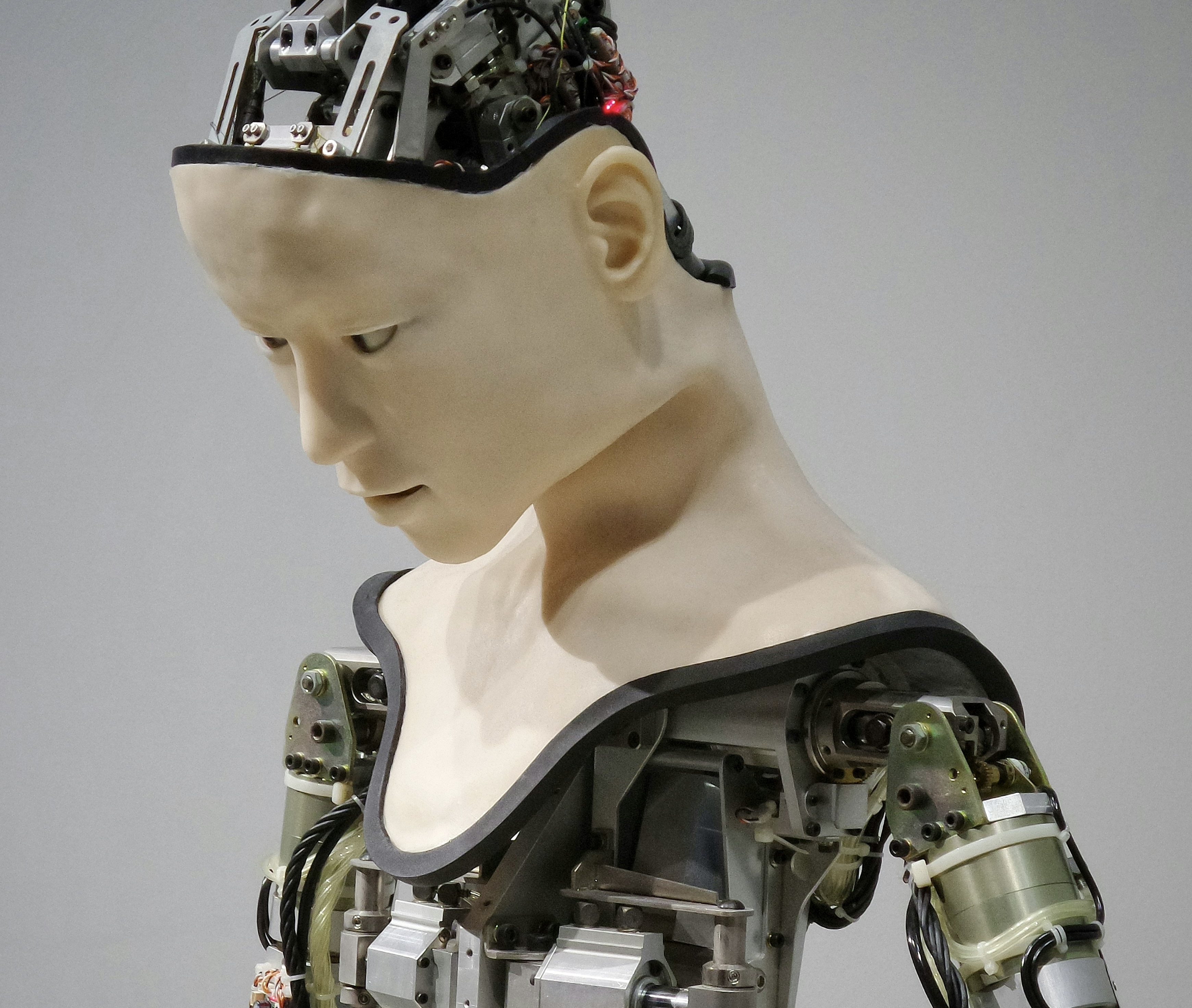 Imagine di un robot umanoide abbastanza moderno.