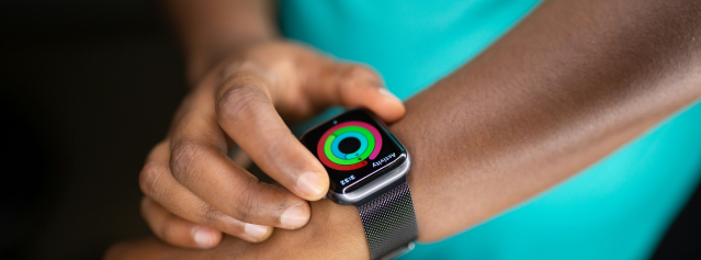 Persona che indossa Apple Watch