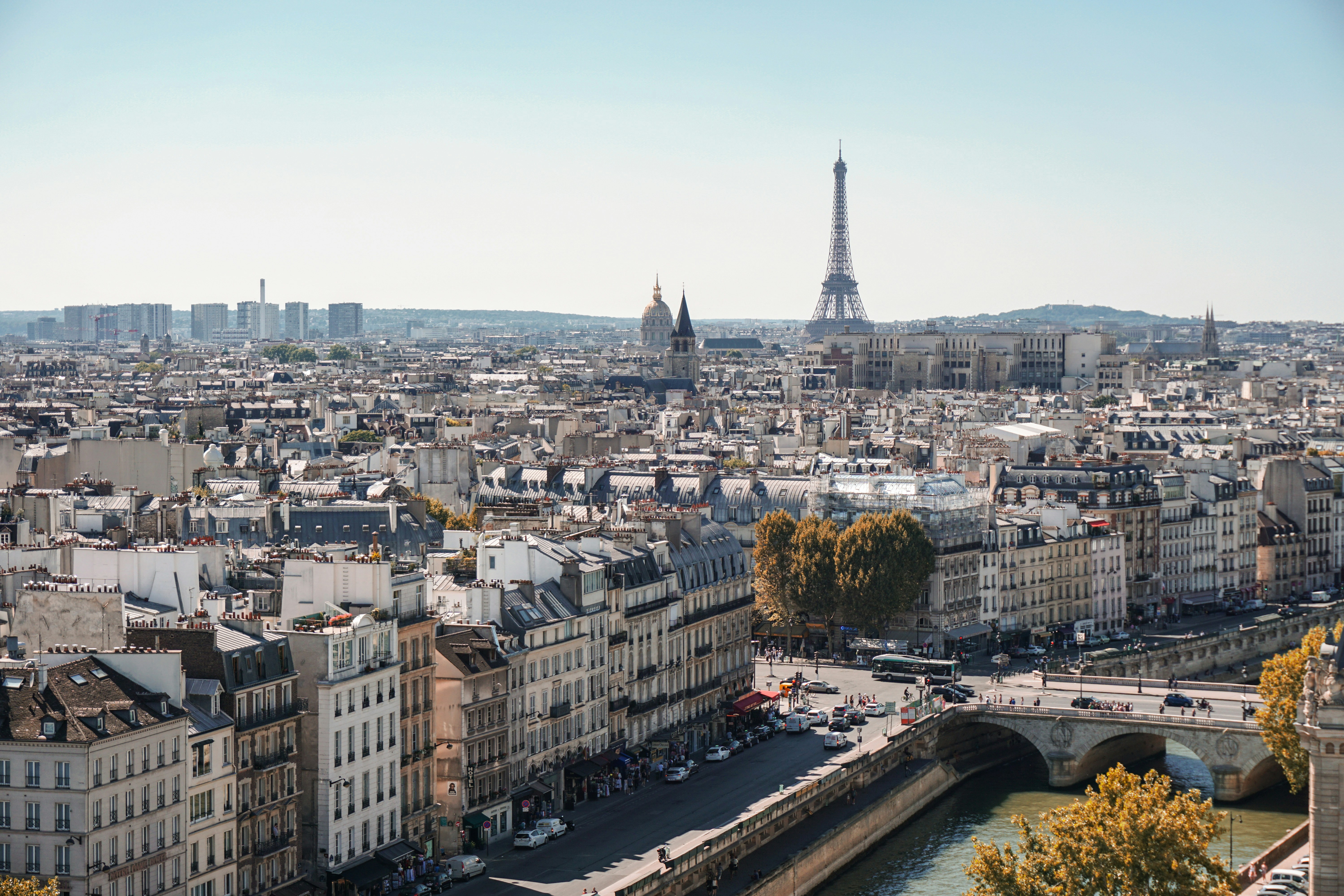 foto di Parigi dai tetti delle case con vista su Tour Eiffel