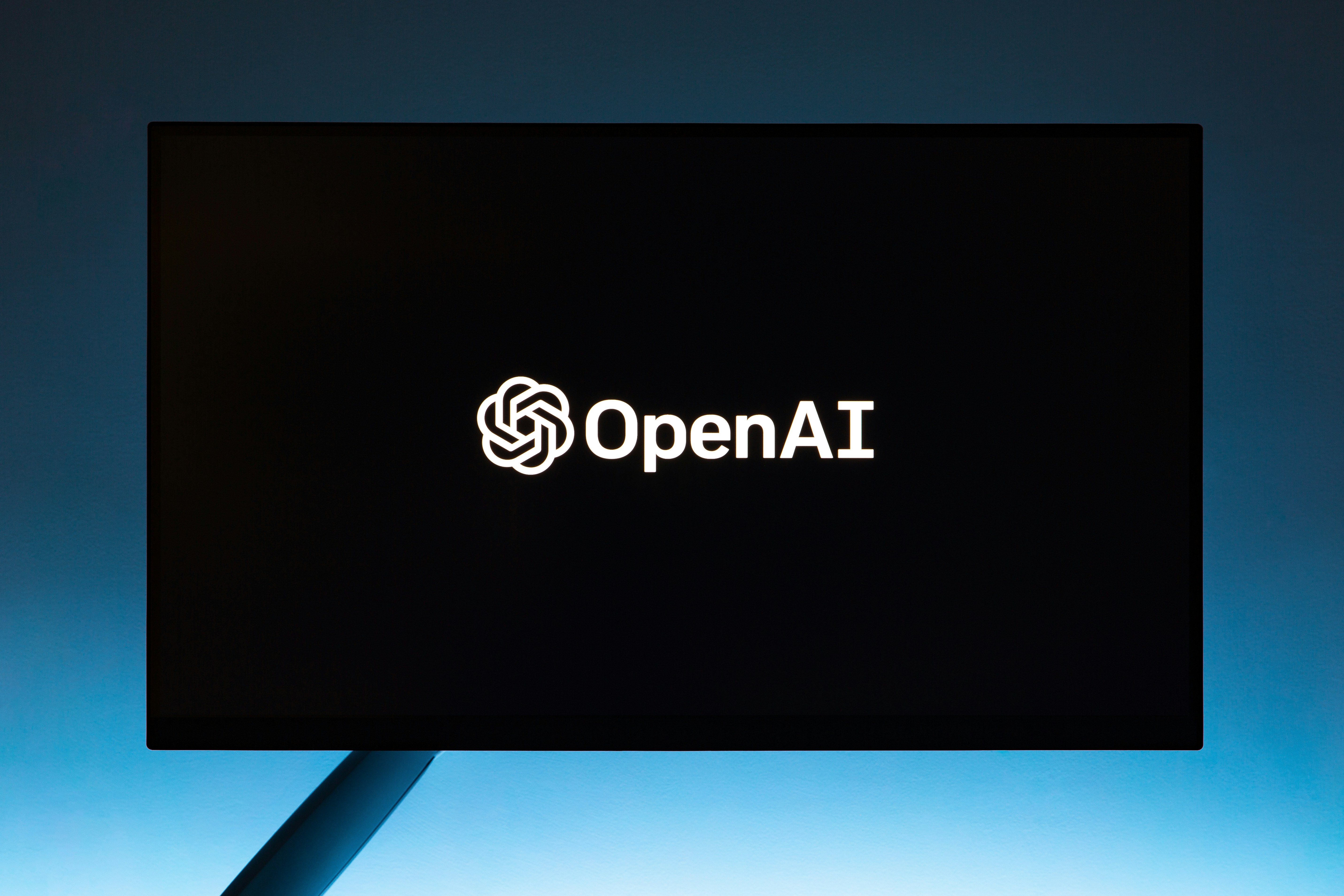 primo piano su computer con scritta OpenAI