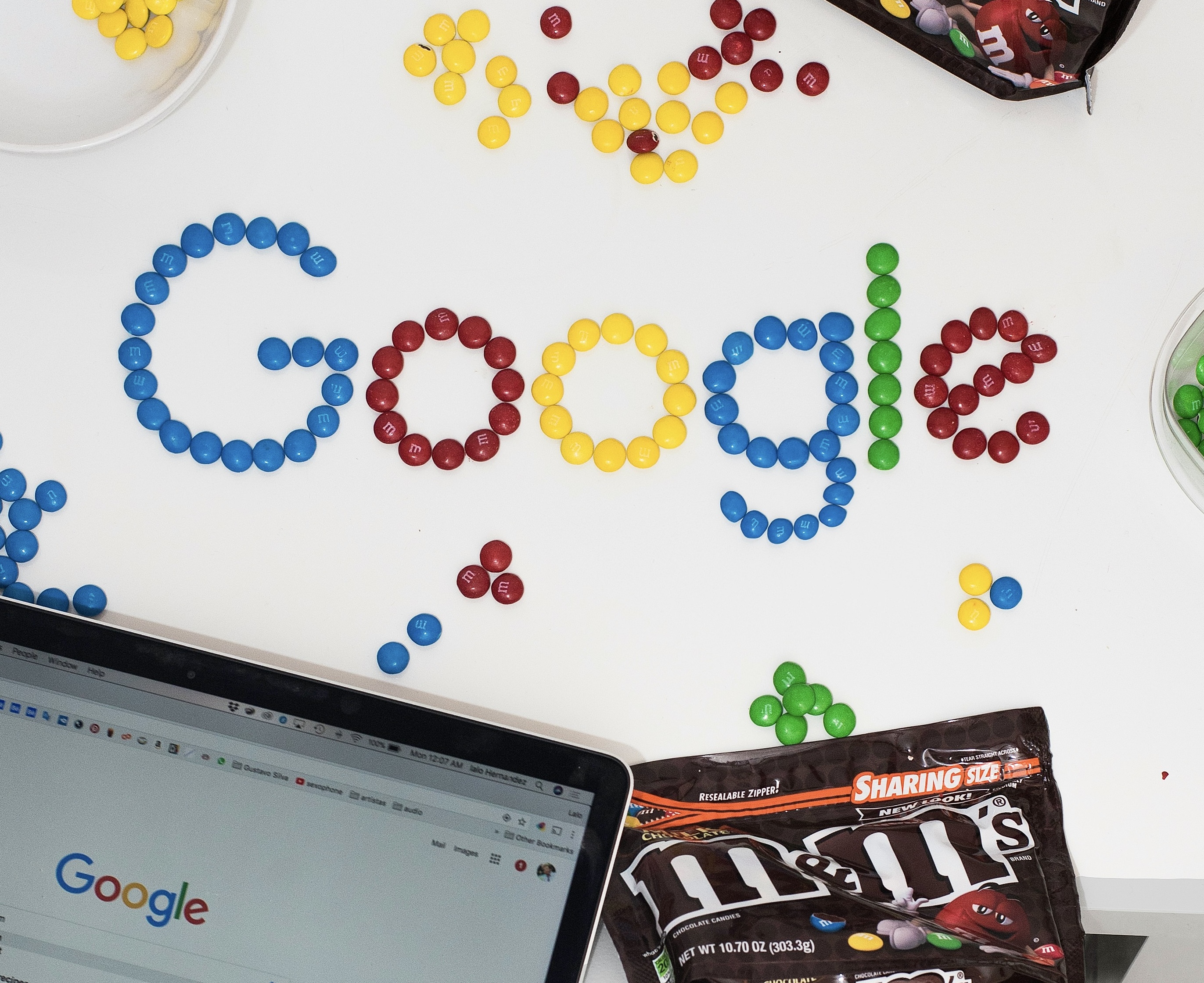 Imagine della scritta Google realizzata con degli M&Ms.