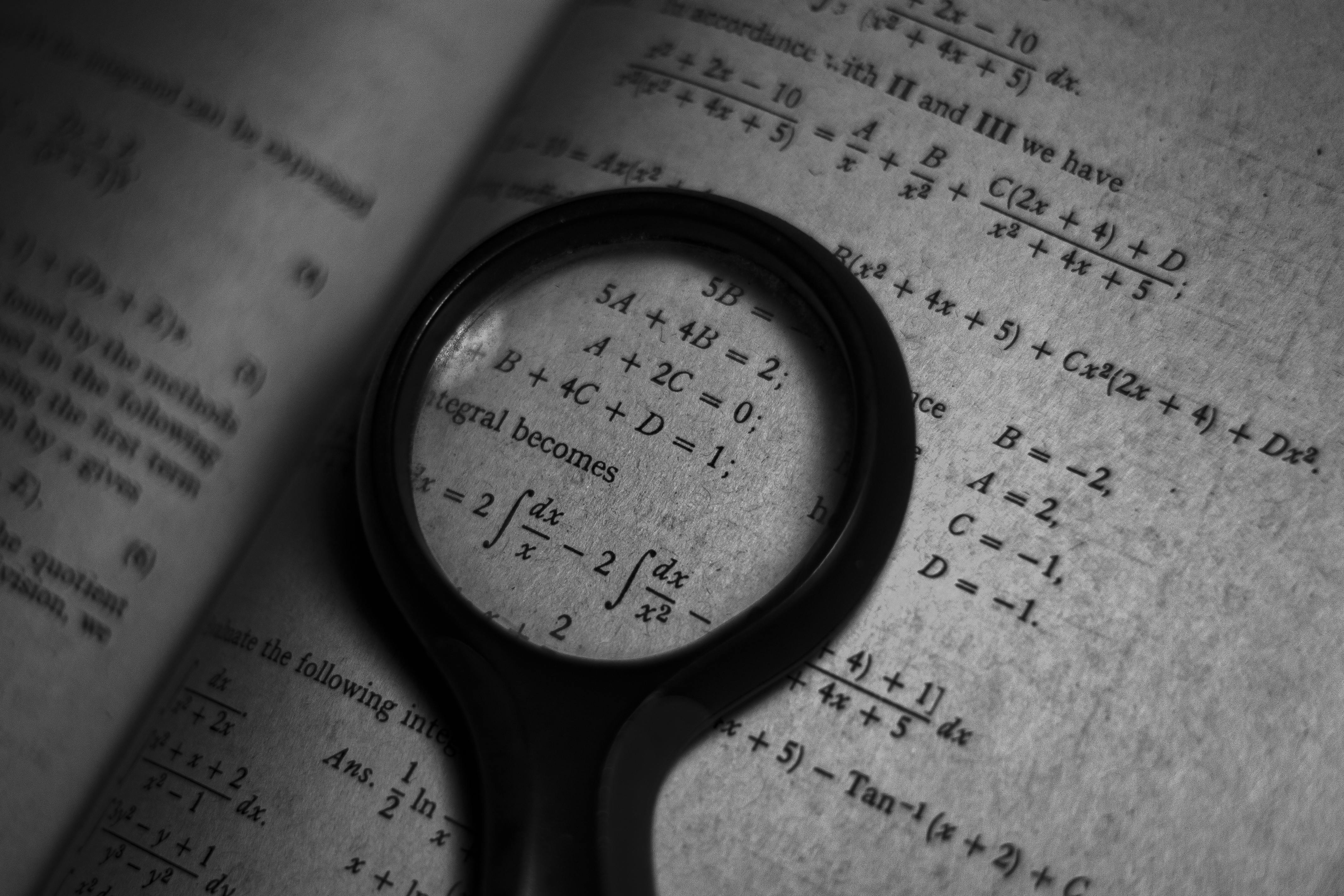 Pagina di matematica con lente sopra.