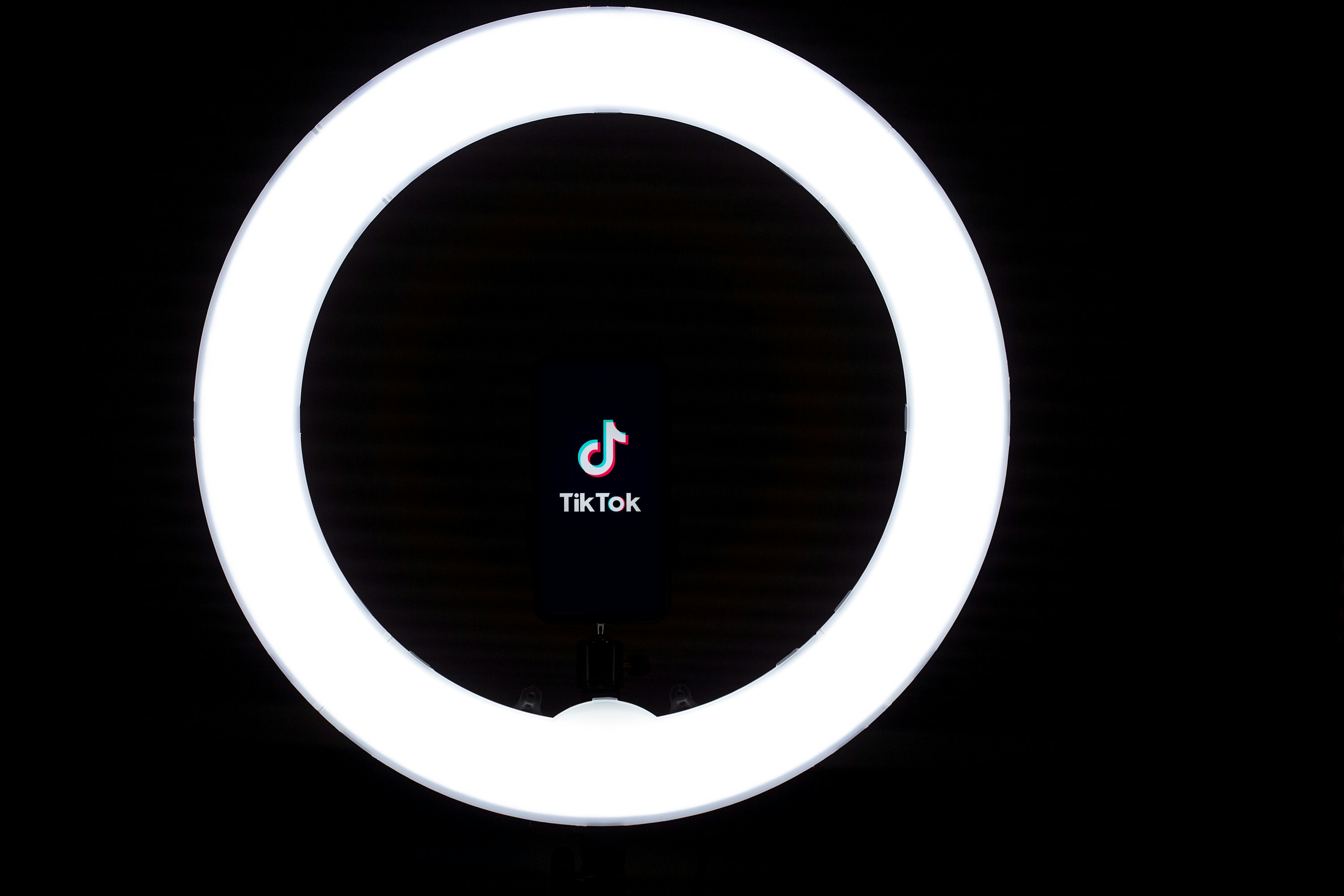 Rete di disinformazione politica su TikTok alimentata dall’AI scoperta da NewsGuard
