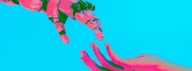 Mano umana che sfiora mano di robot su sfondo azzurro