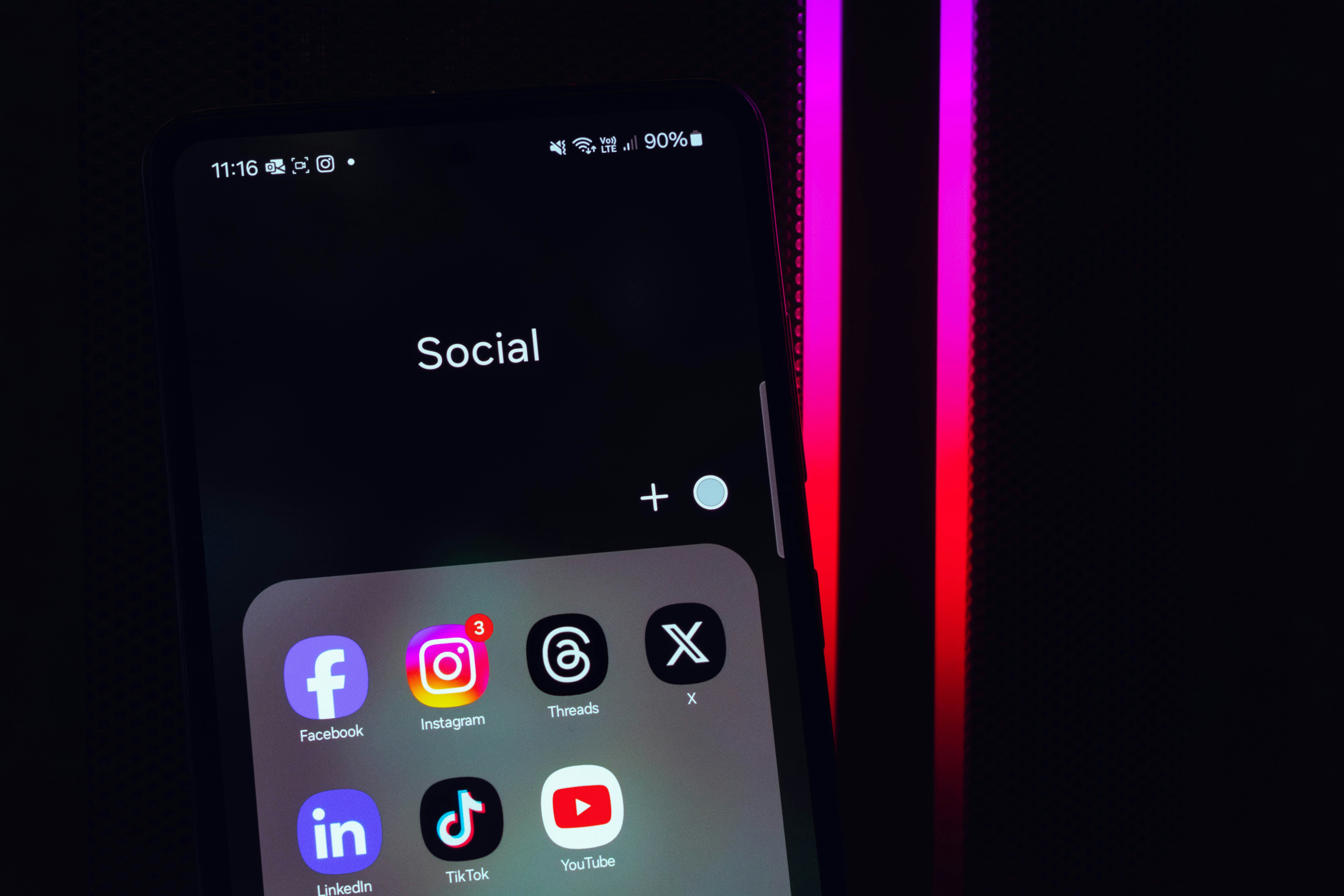 I social network non sono ancora in grado di prevedere e mitigare l’odio e la discriminazione. Il caso di Kamala Harris