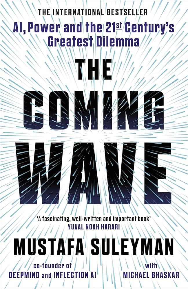 Copertina del libro intitolato 'The Coming Wave' di Mustafa Suleyman, con un design dinamico e linee esplosive che emanano dal titolo. La copertina include anche il sottotitolo che parla di intelligenza artificiale, potere e i dilemmi più significativi del XXI secolo.
